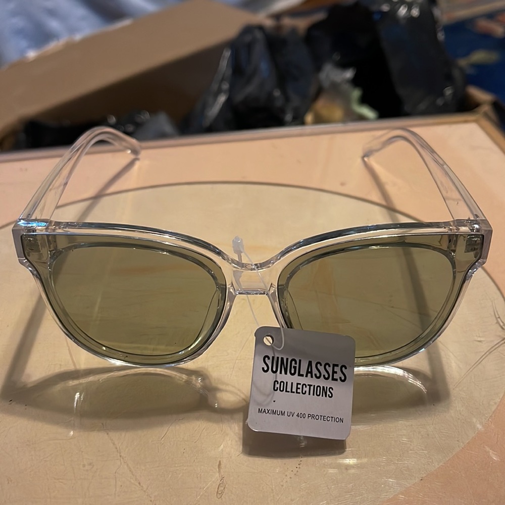 NWOT BEAUTIFUL LIGHT FRAME GREEN LENSES UV 400 WAYFARER Bold sophisticate